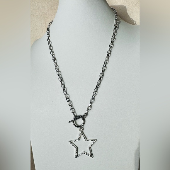 💚💚Lightweight Star Chain Necklace w/Toggle closure Length,including Star is ~21” - Picture 2 of 8